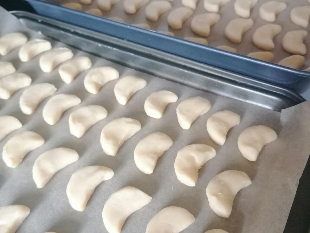 Kue putri salju - snow butter cookies dough ready to bake