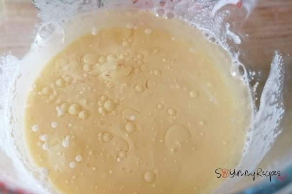 adding oil into eggs and sugar mixture
