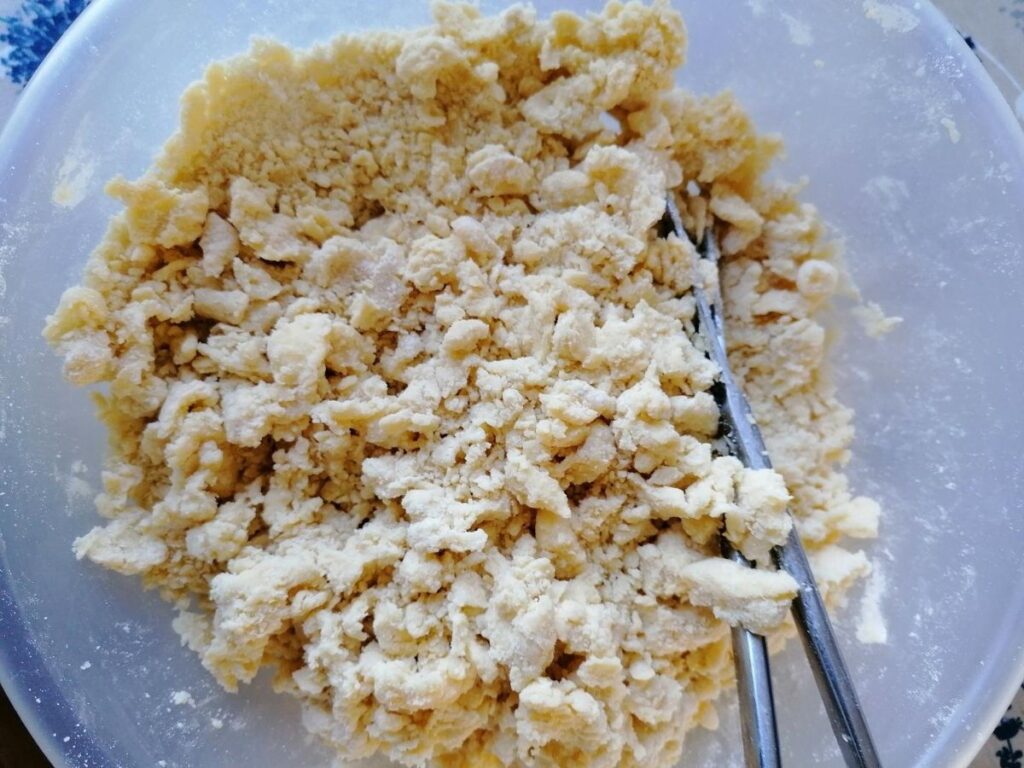 mixing the ingredients of kue putri salju