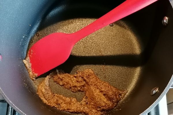 Frying ginger, garlic and pepper for sweetcorn chicken soup