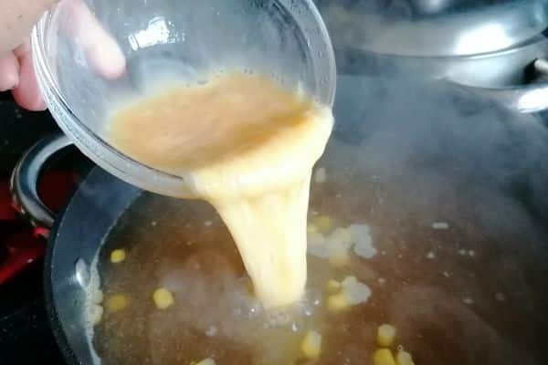 Adding beaten egg into chicken sweetcorn soup