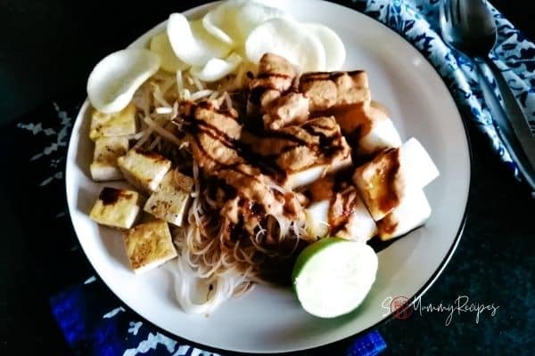 a plate of Ketoprak Jakarta, the vermicelli, beansprouts and tofu salad from Jakarta