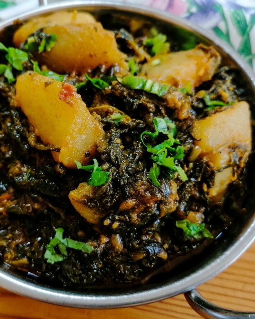 Spinach and potato curry - Pakistani aloo palak