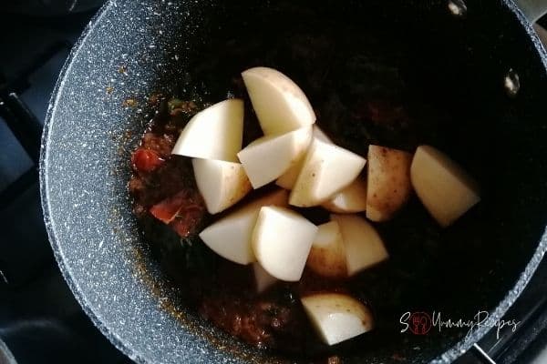 potatoes in masala sauce and spinach