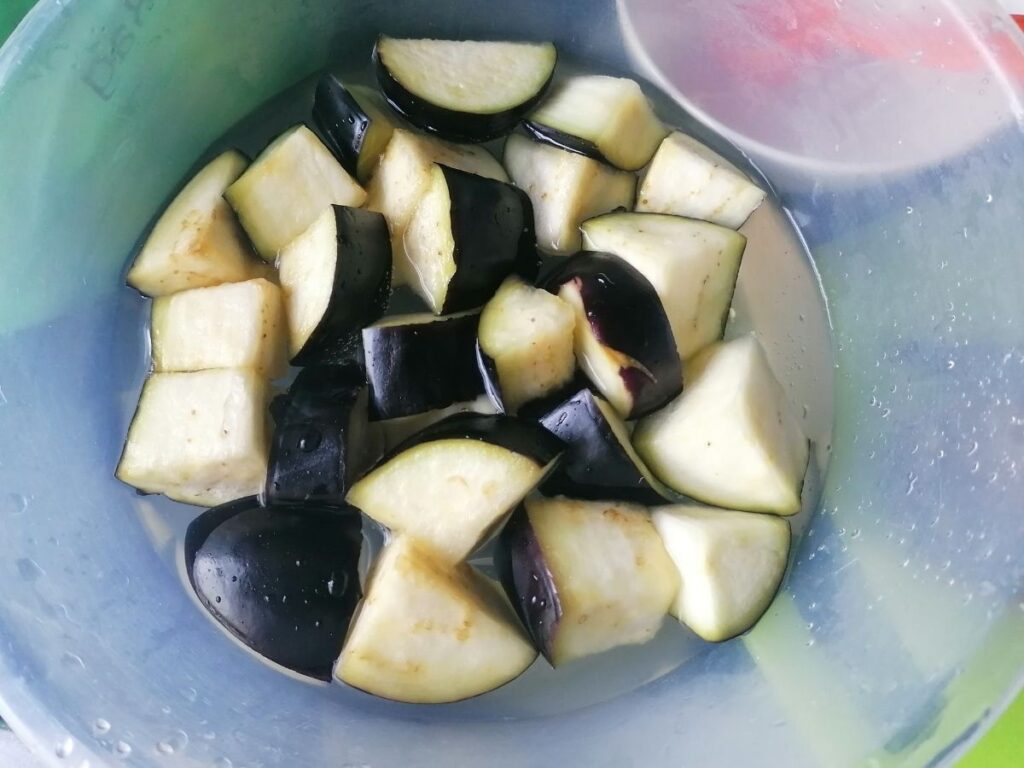 aubergines soaked in water