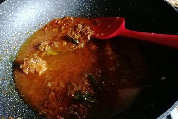 adding water to spices for Ayam Suwir Bumbu Bali
