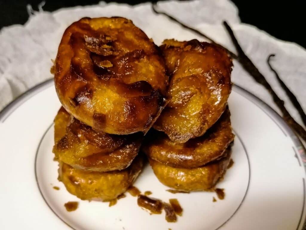 a plate of Indonesian sweet treats called Gemblong