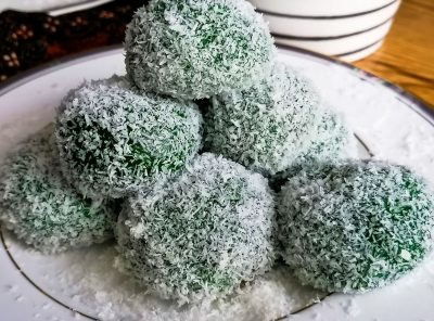 Klepon - Indonesian glutinous rice balls with palm sugar and coconut