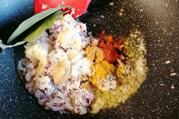 Spices and herbs for Ikan Pesmol