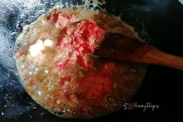 putting all the pounded chillies, onion and garlic in the oil