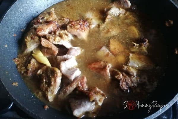 braise lamb in a pan
