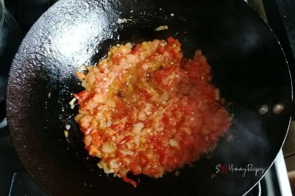 Frying the chilli paste