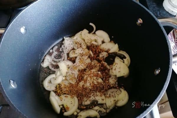onion slices with whole spices