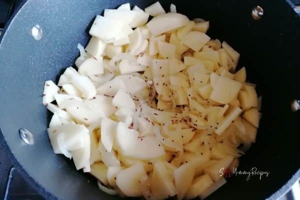 potato slices with spices in the pan