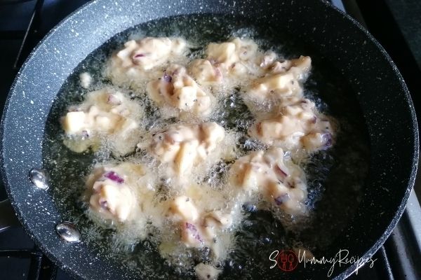 frying the pakoras