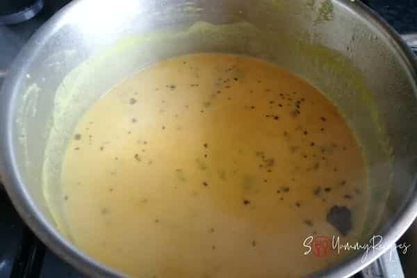 yoghurt sauce in a pan