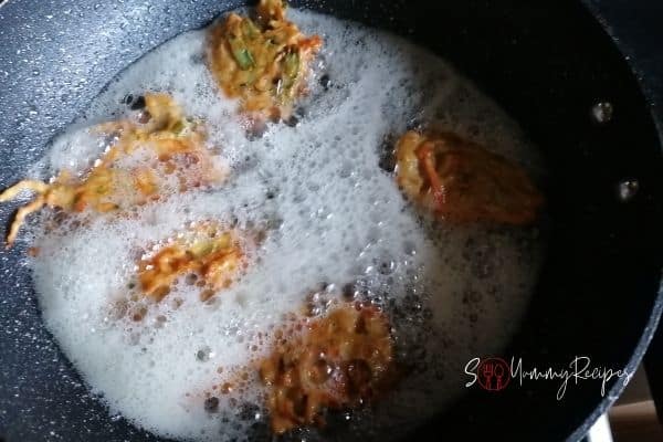 frying the vegetable fritters