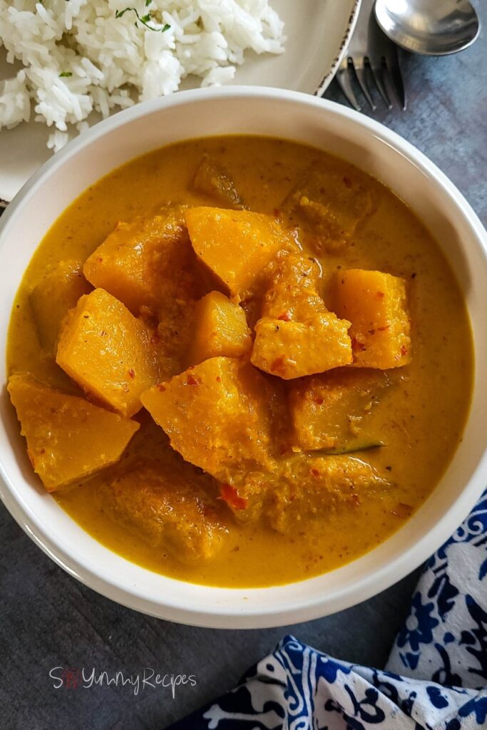 A bowl of butternut squash curry in a roud white bow.