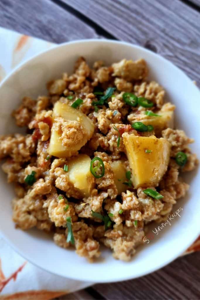 A bowl of chicken keema. 