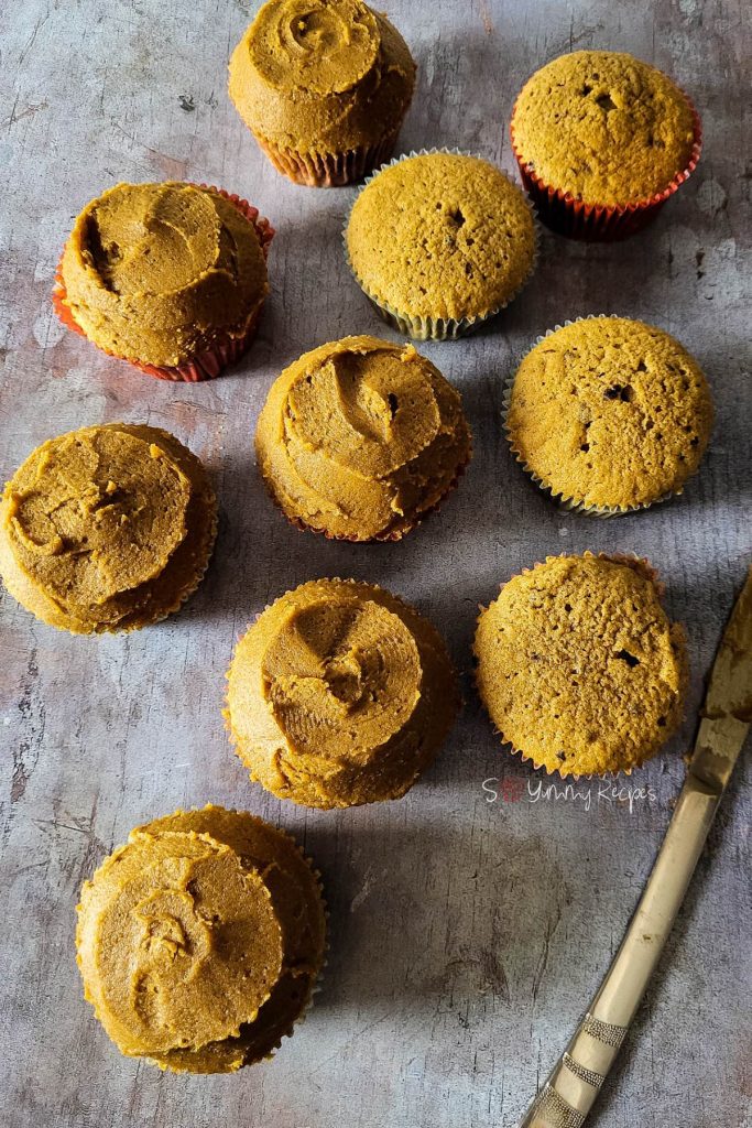 cupcakes with frosting and without.