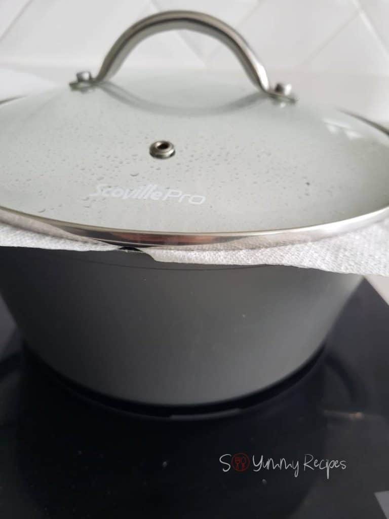 Cooking pot with the lid on.