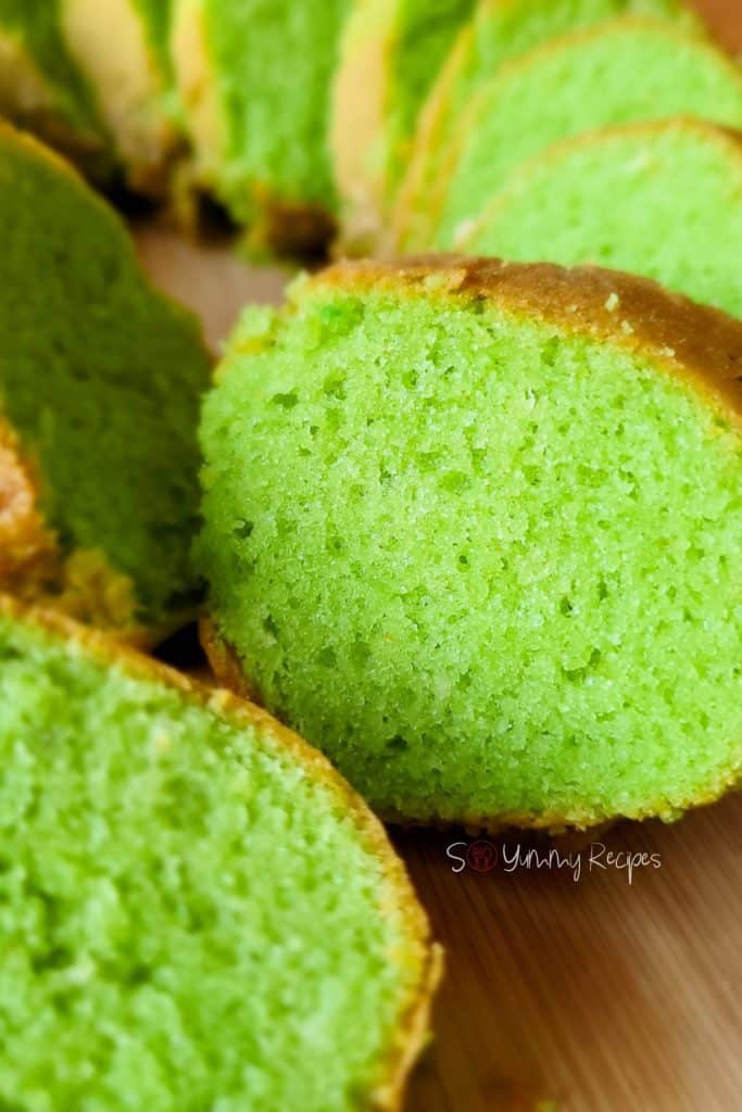 Green cake with pandan flavor.