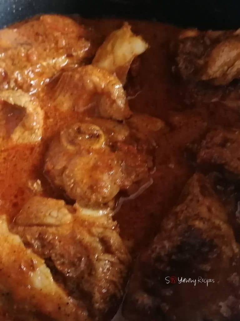 Lamb meat in curry sauce.