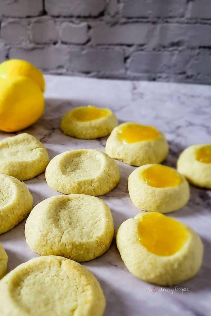 Lemon curd cookies with some cookies without the curd.