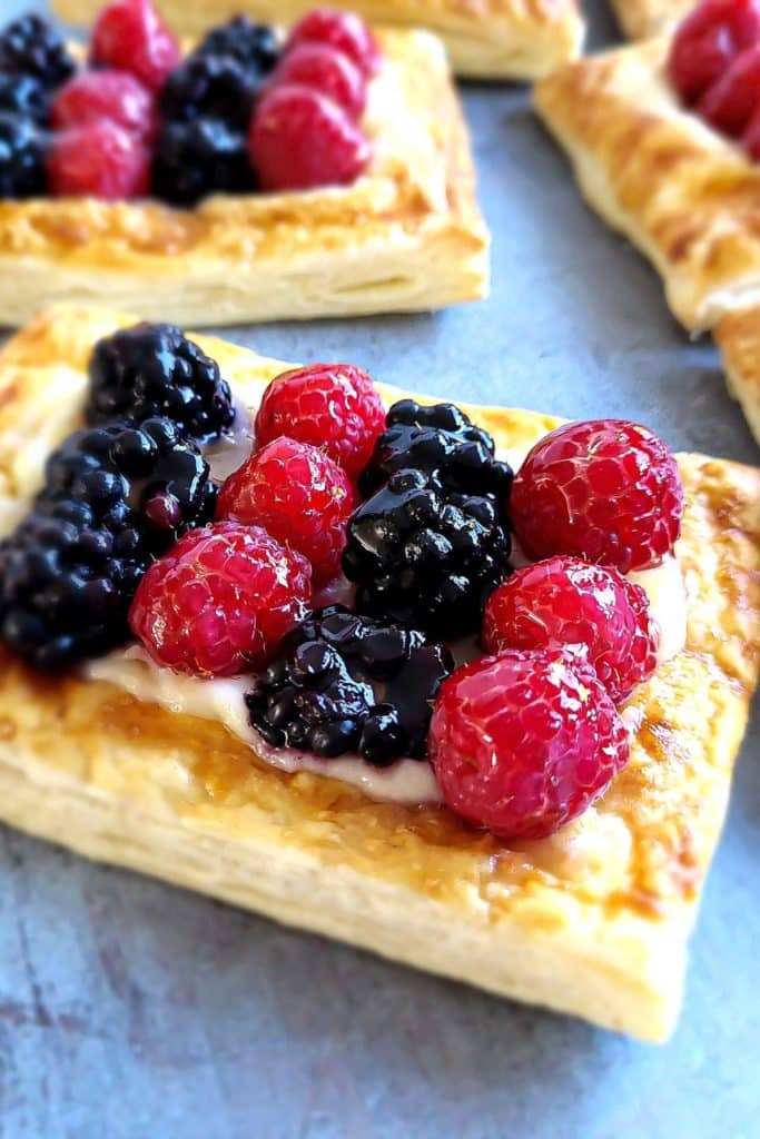 Fruit tarts with puff pastry.