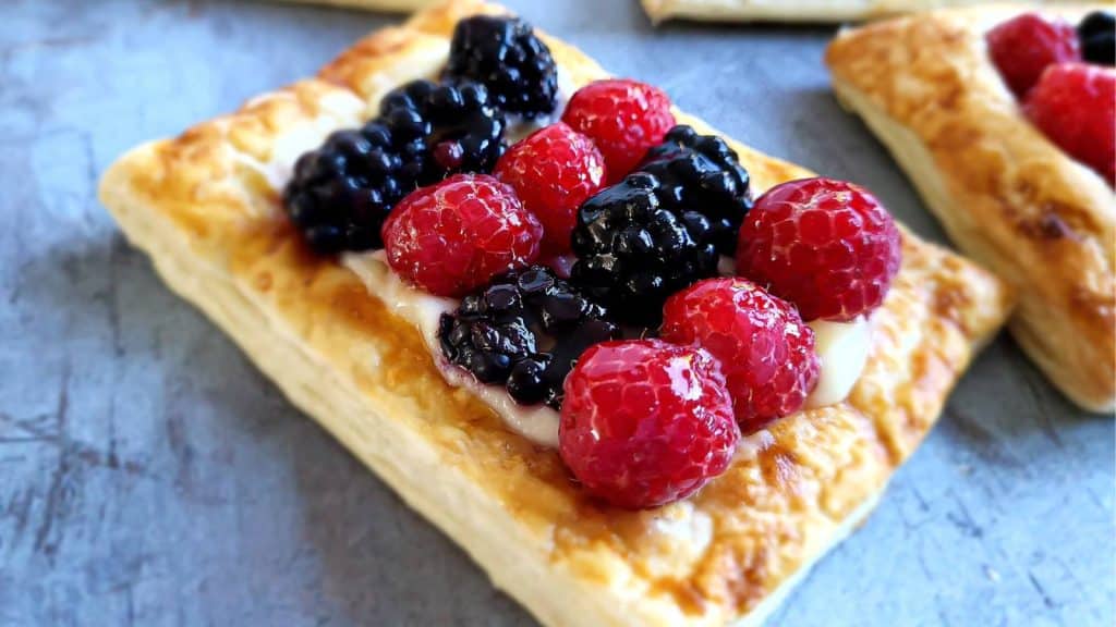 Puff pastry with raspberries and blackberries.