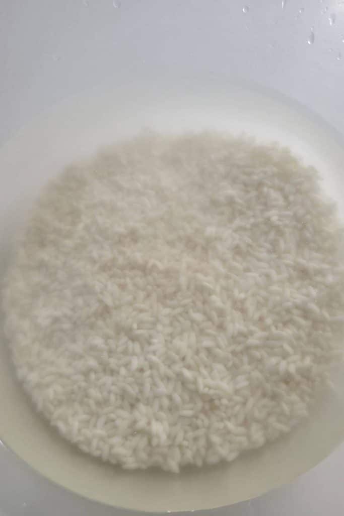 Glutinous rice soaked in water.