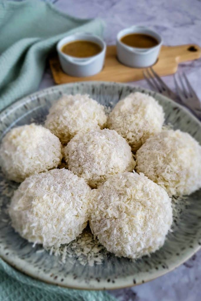 Sweet rice balls on a round plate.
